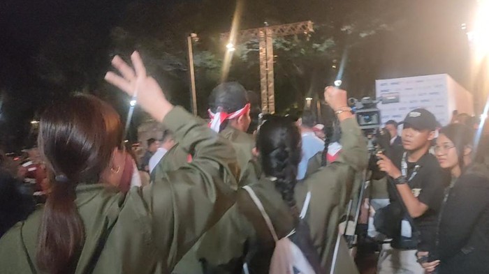 Pendukung capres dan cawapres nyanyikan yel-yel usai debat ketiga