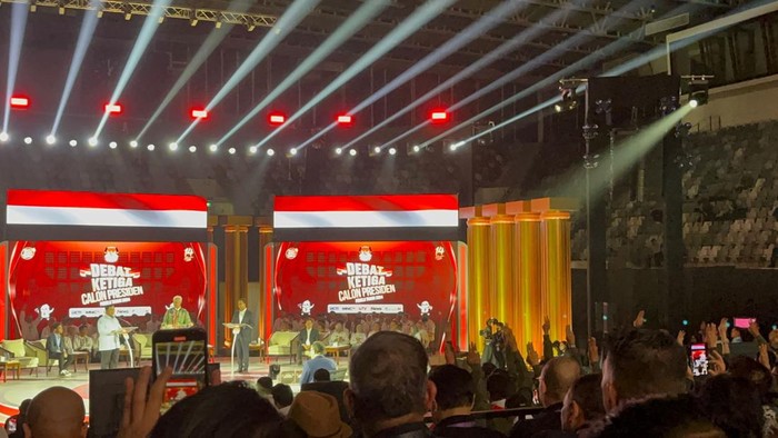 Ada momen menarik saat segmen kedua debat ketiga Pilpres 2024. Para pendukung capres nomor urut 3 Ganjar Pramowo mengacungkan 3 jari saat capres nomor urut 2 Prabowo Subianto menanggapi Ganjar.