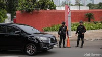 Selain itu ada 120 personel TNI (TNI AD 100 personel dan POM AD 20 personel), serta 94 personel Pemda DKI (Satpol PP 40 personel, Dishub 35 personel, Derek 5 personel dan Damkar 14 personel).