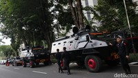 Sejumlah kendaraan taktis juga disiagakan.
