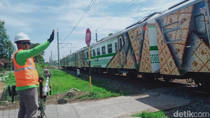 Perlintasan kereta api sebidang Desa Karanganom, Kecamatan Klaten Utara, Klaten, Minggu (7/1/2024).