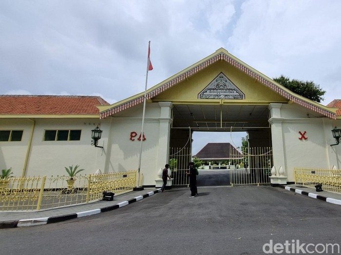 Pemasangan tarub di kompleks Pura Pakualaman, Kota Jogja, Minggu (7/1/2024).