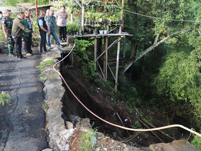 Pj Bupati Bandung Barat Cek Jalan Longsor di Sersan Bajuri