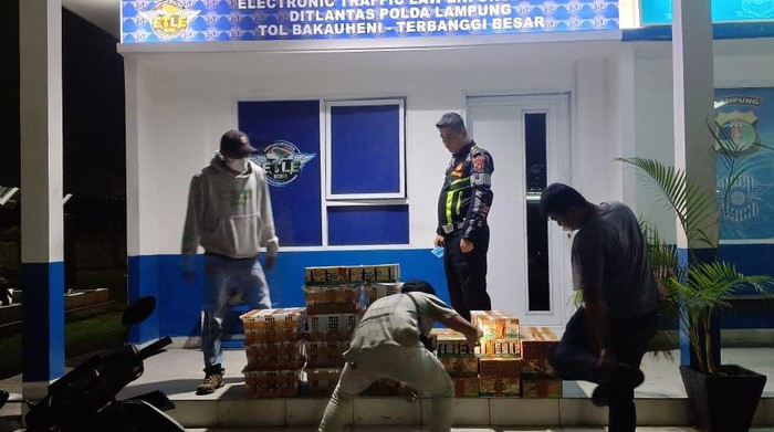 Polda Lampung amankan ratusan burung asal Sumsel yang akan diselundupkan ke Pulau Jawa.