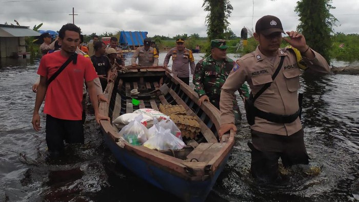 Polisi di Bengkalis memberikan bantuan kepada korban banjir