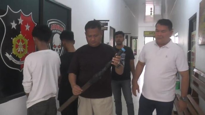 Polisi menunjukkan barang bukti senjata tajam yang digunakan untuk tawuran