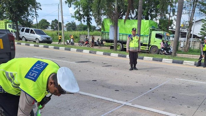 Polisi Olah TKP kejadian kecelakaan tabrak lari di Palembang.
