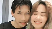 Pinkan Mambo terpesona dengan kesungguhan Arya Khan. Pasalnya Arya tak hanya mencintai dirinya, tapi juga anak-anaknya. Foto: TikTok Arya Khan Joget