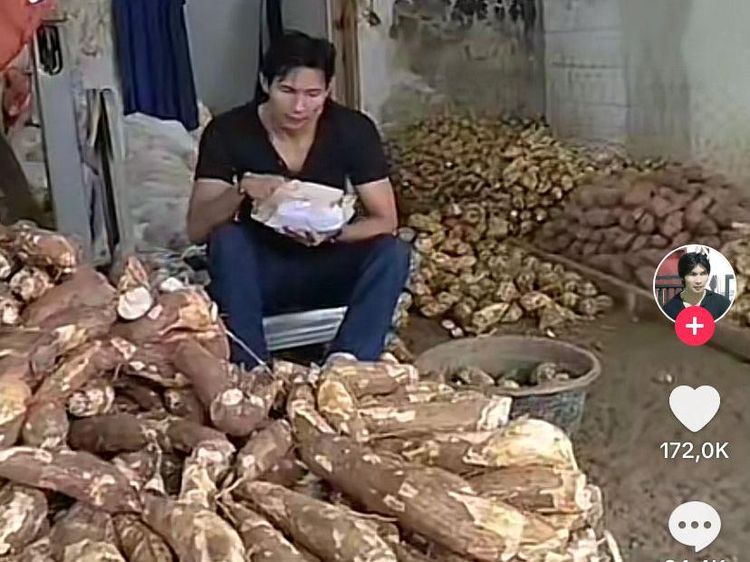 Potret Arya Khan dan Pinkan Mambo Jualan Singkong di Pasar