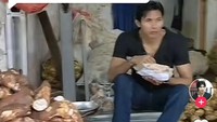 Pria yang hobi joget India ini pun tak masalah saat harus makan sambil berjualan. Arya terlihat menikmati nasi bungkus. Foto: TikTok Arya Khan Joget 