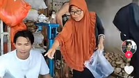 Arya Khan sehari-hari jualan singkong dan umbian lain Pasar Sepatan, Kabupaten Tangerang. Ia mengelola kios sederhana yang dipenuhi jualannya. Foto: TikTok Arya Khan Joget