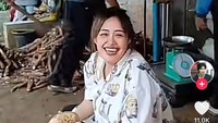 Pinkan Mambo sesekali berkomunikasi dengan pembeli. Penyanyi ini terlihat nongkrong di lapak singkong sang suami. Foto: TikTok Arya Khan Joget