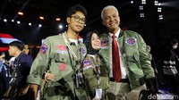 Di depan kamera ketiganya terlihat sangat semringah.
