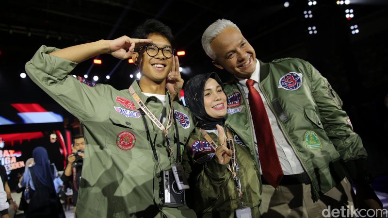 Potret Keluarga Ganjar Kompak Kenakan Jaket Bomber Ala 'Top Gun' Potret Keluarga Ganjar Kompak Kenakan Jaket Bomber Ala 'Top Gun'