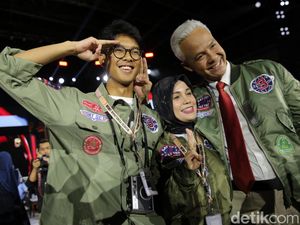 Potret Keluarga Ganjar Kompak Kenakan Jaket Bomber Ala Top Gun