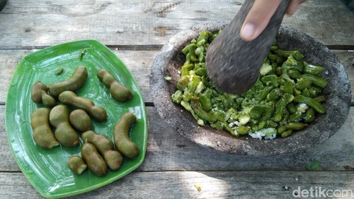 Proses pembuatan mangge tutu, sambal khas Bima berbahan baku asam muda. (Dok. Rafiin Uki/detikBali)