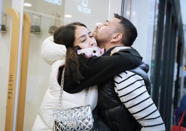 Pasangan artis yang sudah menikah selama 9 tahun itu tampak masih begitu mesra. Lihat saja gaya keduanya saat sedang saling bermanja-manja. Foto: Instagram/@raffinagita1717