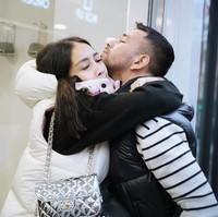 Pasangan artis yang sudah menikah selama 9 tahun itu tampak masih begitu mesra. Lihat saja gaya keduanya saat sedang saling bermanja-manja. Foto: Instagram/@raffinagita1717