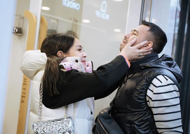 “Dingin-dingiiinnnn dipelukin,” tulis keterangan unggahannya. Tak sedikit netizen yang mengaku gemas dan senang melihat Nagita yang sedang bertingkah manja ke suaminya itu. Foto: Instagram/@raffinagita1717