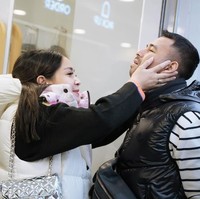 “Dingin-dingiiinnnn dipelukin,” tulis keterangan unggahannya. Tak sedikit netizen yang mengaku gemas dan senang melihat Nagita yang sedang bertingkah manja ke suaminya itu. Foto: Instagram/@raffinagita1717