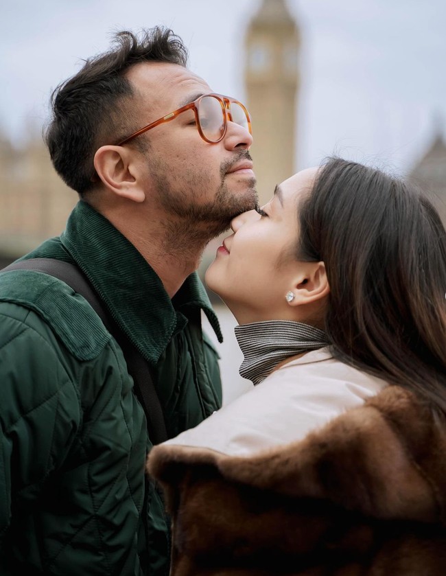 Setelah ke Paris, Raffi dan keluarganya melanjutkan liburan ke London. Selama di London keduanya juga kembali memamerkan kemesraan mereka. Foto: Instagram/@raffinagita1717