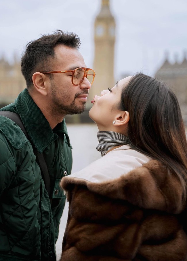 Berpose berdekatan dengan bibir yang dimanyunkan seolah akan mencium Raffi, pasangan yang satu ini berhasil bikin gemas. “gemesss ihh kalian ga bosenin liatnya,” tulis salah satu komentar. Foto: Instagram/@raffinagita1717