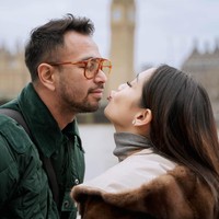 Berpose berdekatan dengan bibir yang dimanyunkan seolah akan mencium Raffi, pasangan yang satu ini berhasil bikin gemas. “gemesss ihh kalian ga bosenin liatnya,” tulis salah satu komentar. Foto: Instagram/@raffinagita1717