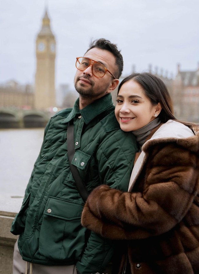 Kerap memamerkan kebersamaan mereka, pasangan yang menikah pada 17 Oktober 2014 itu memang selalu terlihat mesra. Selama liburan keduanya juga terlihat selalu nempel bak prangko. Foto: Instagram/@raffinagita1717