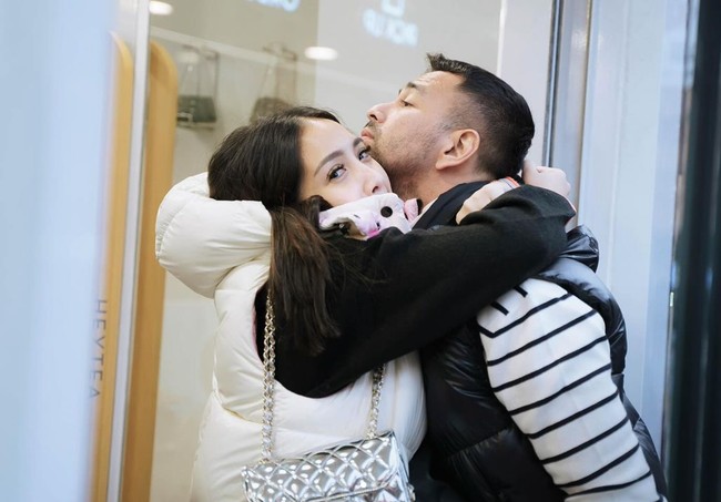 Sejak beberapa waktu lalu Raffi Ahmad dan Nagita Slavina bersama anak dan beberapa karyawannya telah berangkat ke Paris. Selama di sana, keduanya tampak memamerkan pose-pose mesra mereka. Foto: Instagram/@raffinagita1717
