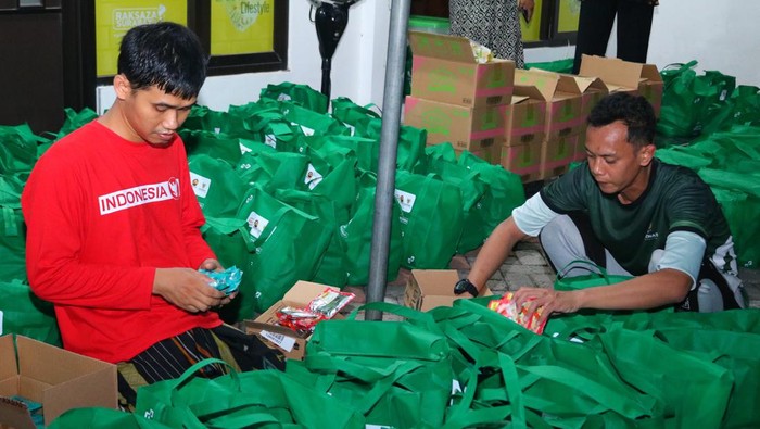 Badan Amil Zakat Nasional (BAZNAS) menggandeng Bango dan Royco menyalurkan 10.000 paket sembako kepada kaum dhuafa. Kegiatan dilakukan di 9 kota di Indonesia.