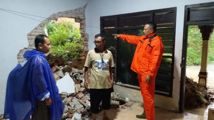 Rumah warga di Tulungagung jebol diterjang longsor