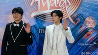 Sung Si Kyung yang langganan tujuh kali menjadi host Golden Disc Awards juga mendampingi Cha Eun Woo. Dia tampak mengenakan setelan jas berwarna hitam.  Foto: Andhika Prasetia/ detikcom