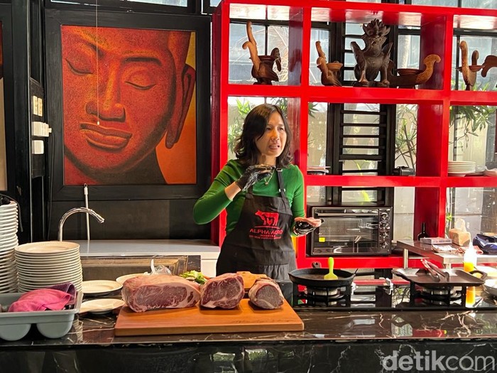 Sedapnya Steak Saus Chimicuri hingga Asam-Asam Iga ala Veronica Tan