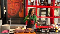 Veronica Tan rupanya senang mengolah daging sapi dengan resep sederhana. Kali ini ia menunjukkan resep steak yang praktis. Foto: Detikcom / Atiqa Rana