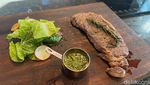Sedapnya Steak Saus Chimicuri hingga Asam-Asam Iga ala Veronica Tan