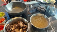 Terdapat beberapa bahan untuk membuat bumbu kuahnya. Mulai dari bawang merah, bawang putih, tomat, cabai, hingga belimbing wuluh. Foto: Detikcom / Atiqa Rana