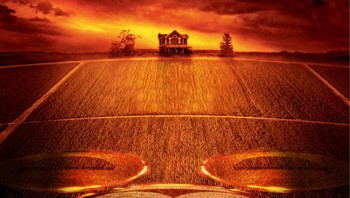 Lucu juga sih kalau crop circle-nya berbentuk kepala Mickey Mouse. Tapi posternya masih terasa seram ya. Foto: (Bored Panda).