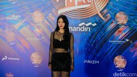 Tatapan tajam Keena FIFTY FIFTY membuat para penggemarnya sibuk menjepretnya.  Foto: Andhika Prasetia/ detikcom