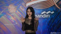 Penampilan Keena FIFTY FIFTY mendapat sorotan. Dia memilih tampilan serba hitam.  Foto: Andhika Prasetia/ detikcom