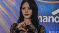 Keena FIFTY FIFTY mengenakan satu set bralette dan mini skirt di balik see-through dress.  Foto: Andhika Prasetia/ detikcom