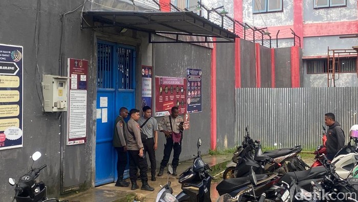 Polisi melakukan penjagaan di depan Lapas Kelas II B Sorong, Papua Barat Daya.
