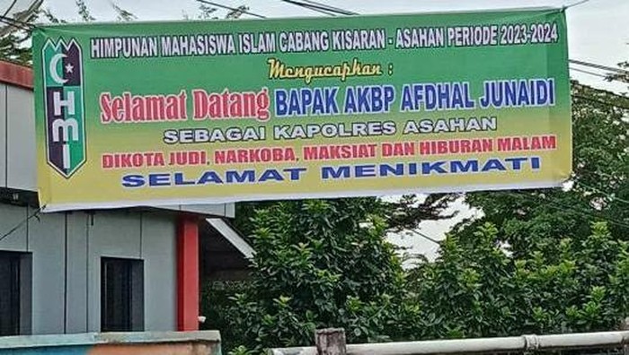 Spanduk dipasang HMI Cabang Kisaran berisikan nada satire ucapan selamat datang Kapolres Asahan yang baru. (Dok. Warga)