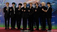 Stray Kids membawa pulang piala Global K-Pop Artist Awards yang nominasinya dibacakan oleh Tiffany Young dari SNSD.  Foto: Andhika Prasetia/ detikcom