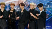 Dalam beberapa pose, para personel Stray Kids tampak menunjukkan gaya kocak.  Foto: Andhika Prasetia/ detikcom