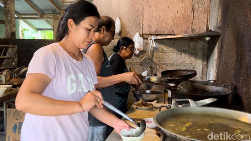 Suasana dapur Warung Kak Agus sekaligus tempat I Ketut Ruka meracik makanannya. (I Nyoman Adhisthaya Sawitra/detikBali)