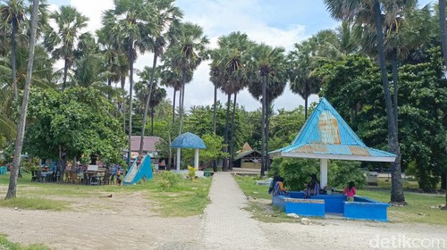 Suasana di Pantai Lasiana, Kota Kupang, Sabtu (6/1/2024). (Simon Selly / detikBali)