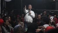 Pras sapaan karib Ketua TPD Ganjar-Mahfud DKI Jakarta tampak menggunakan jaket putih bertuliskan Sat-Set ditemani sejumlah perangkat tim pemenangan.