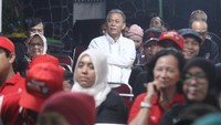 Ketua TPD Ganjar-Mahfud DKI Jakarta Prasetyo Edi Marsudi tampak membaur bersama relawan untuk bersama-sama menyaksikan debat ketiga Pilpres 2024 di posko pemenangan, Kebayoran Baru, Jakarta Selatan, Minggu (7/1/2024).