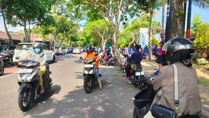 Suasana saat para orang tua siswa menjemput anak-anak mereka di salah satu SMP negeri di Kabupaten Jembrana, Bali, beberapa waktu lalu. (Foto: Istimewa)