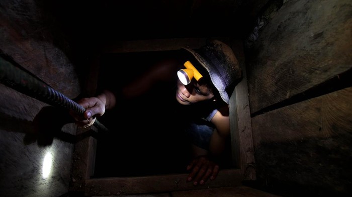 Seorang penambang memasuki lubang berkedelaman 15 meter di Pertambangan Rakyat Desa Anggai, Kecamatan Obi, Kabupaten Halmahera Selatan, Maluku Utara, Minggu (7/1/2024). Tambang yang mulai beroperasi sejak tahun 1996 itu sudah memiliki izin Wilayah Pertambangan Rakyat dengan sistem pengolahan emas menggunakan tromol yang mampu menghasilkan 10 gram emas setiap kali penggilingan dan hingga saat ini tambang emas rakyat tersebut masih berproduksi serta menjadi mata pencaharian sebagian warga di Desa Anggai. ANTARA FOTO/Andri Saputra/aww.